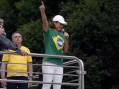 Michelle Bolsonaro falando em microfone em carro de som