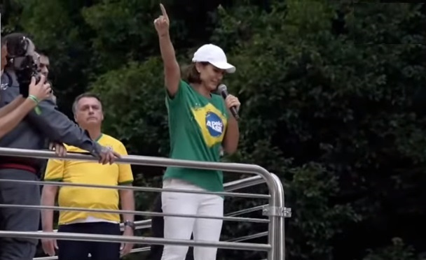 Michelle Bolsonaro falando em microfone em carro de som