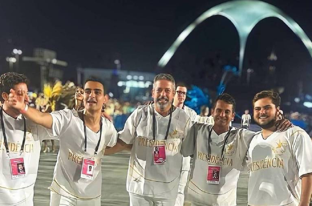 Arthur Lira rodeado de pessoas em sambódromo