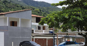 Viatura da PM do Rio de Janeiro estacionada nos fundos da casa de praia de Bolsonaro