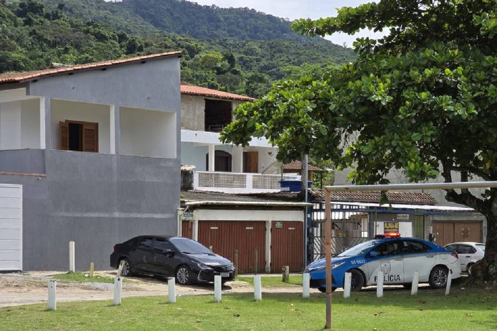 Viatura da PM do Rio de Janeiro estacionada nos fundos da casa de praia de Bolsonaro