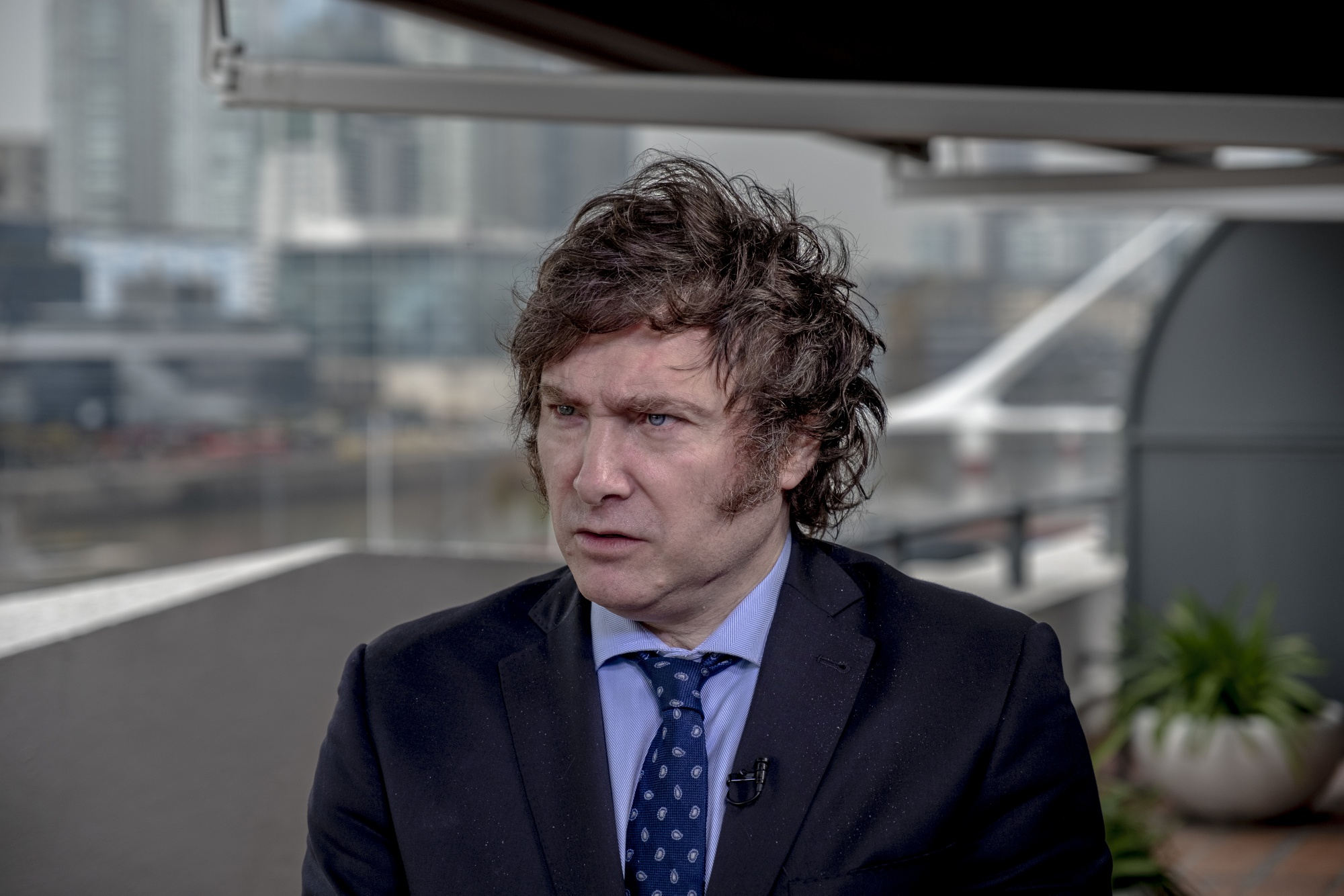 Javier Milei olhando para o lado com expressão séria