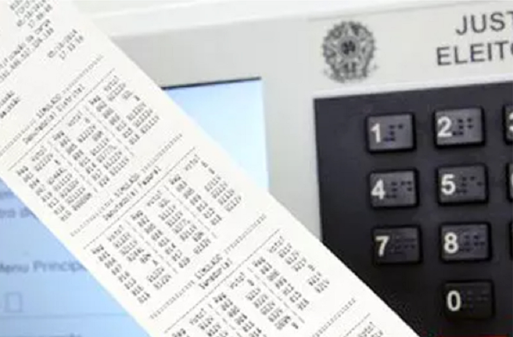 Urna eleitoral com papel impresso