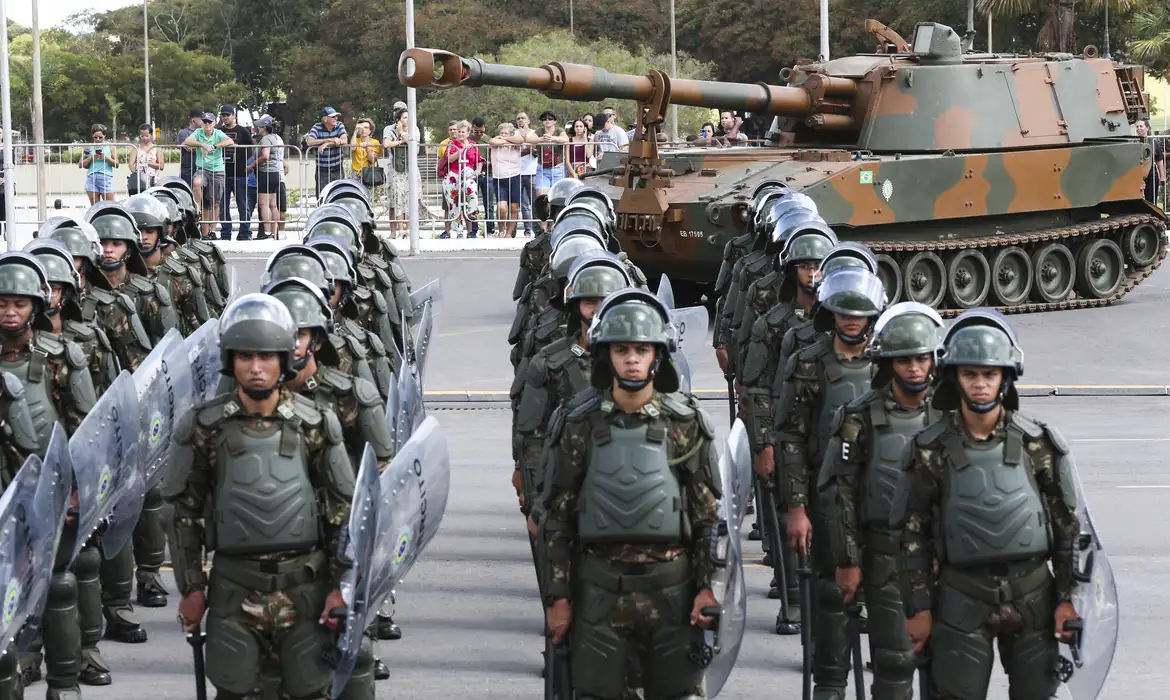 Militares do Exército em fila