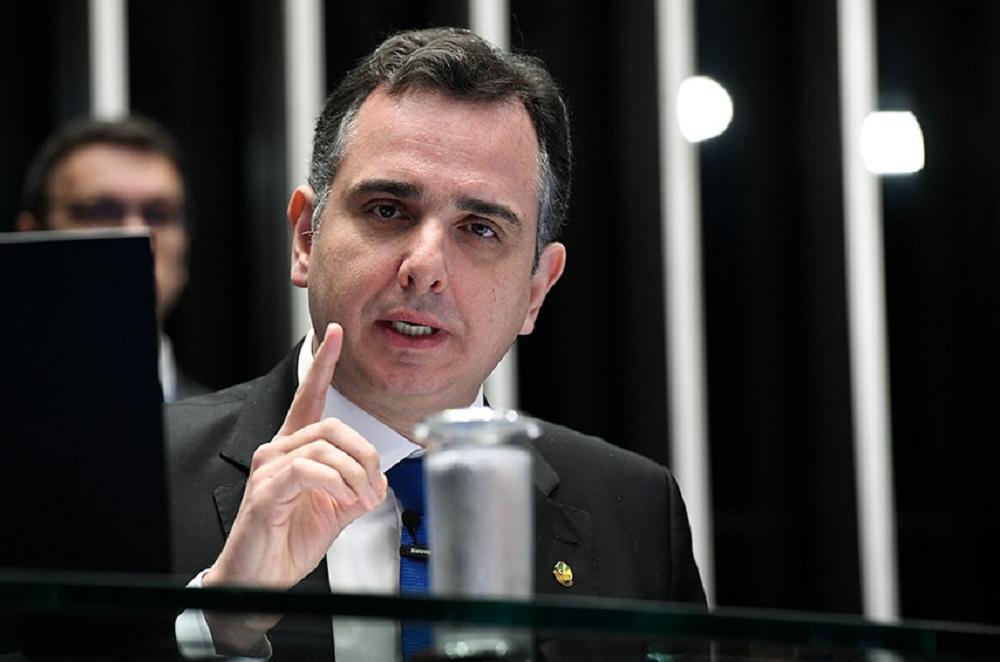 Rodrigo Pacheco falando e apontando pra cima com expressão séria