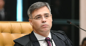 André Mendonça com expressão desconfiada