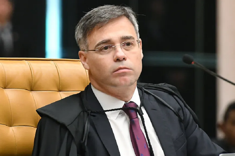 André Mendonça com expressão desconfiada