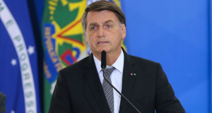 Jair Bolsonaro com expressão séria