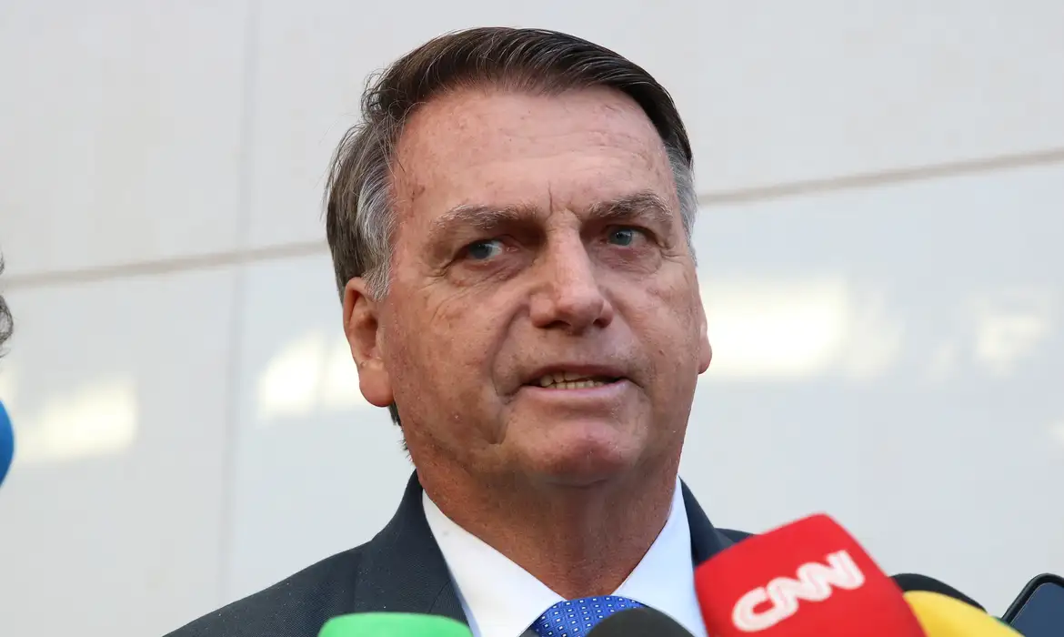 Jair Bolsonaro falando com expressão séria