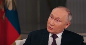 Putin falando com expressão séria