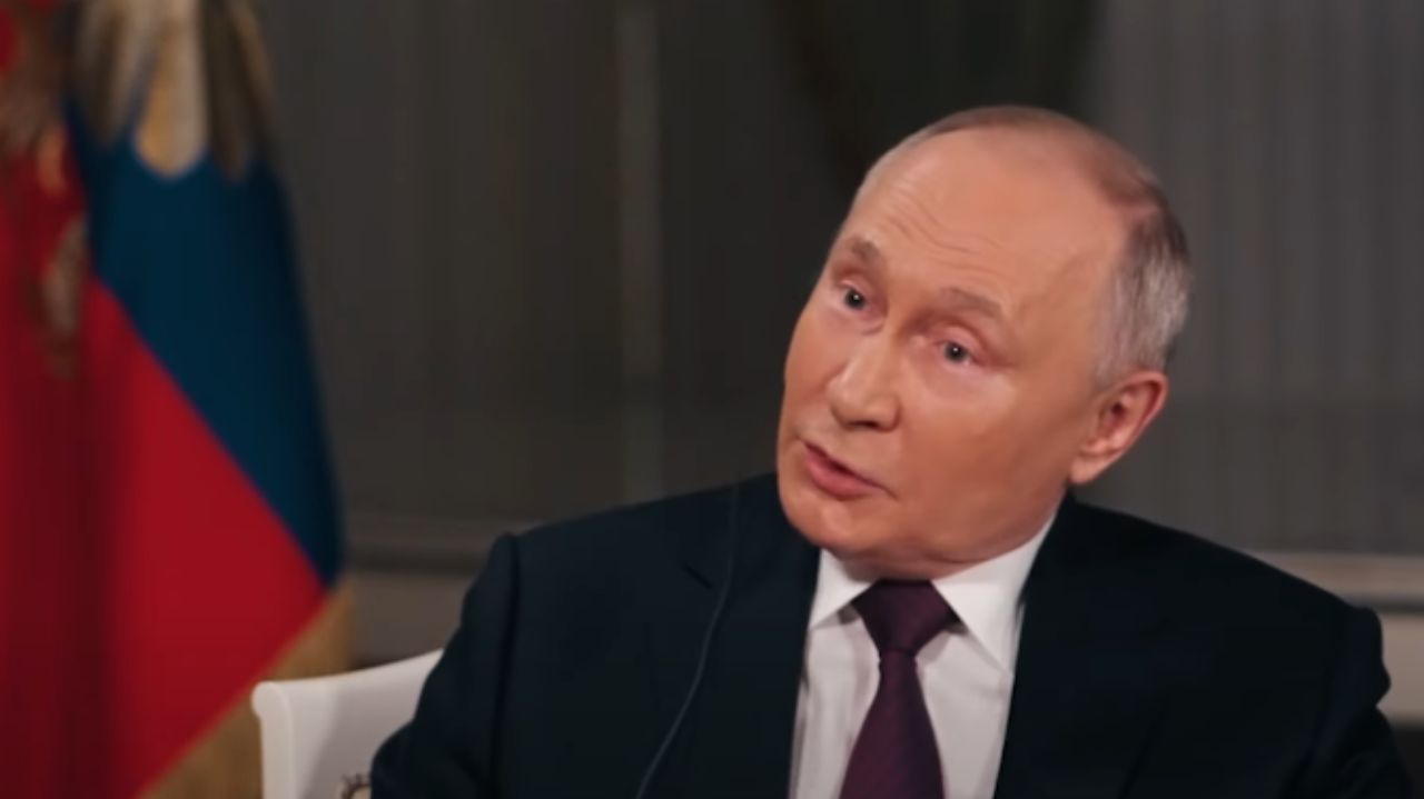 Putin falando com expressão séria