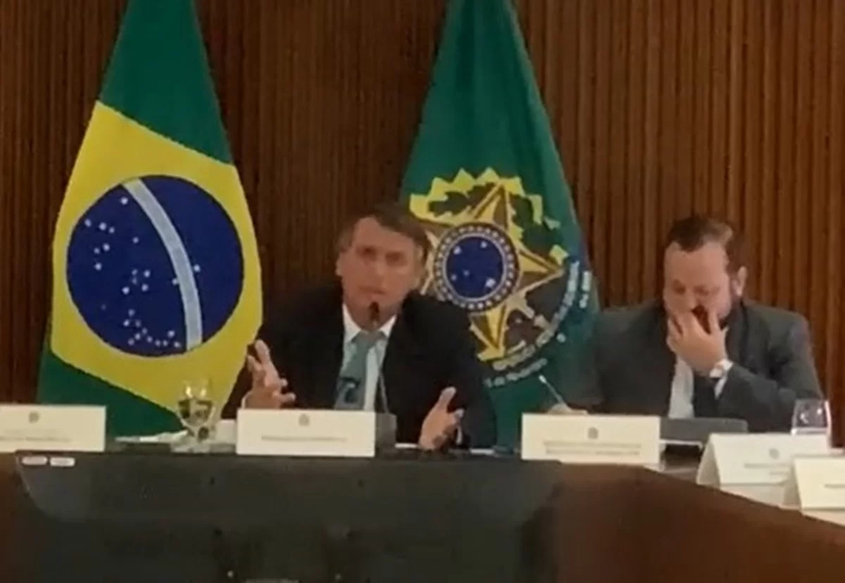 Jair Bolsonaro falando e gesticulando em reunião