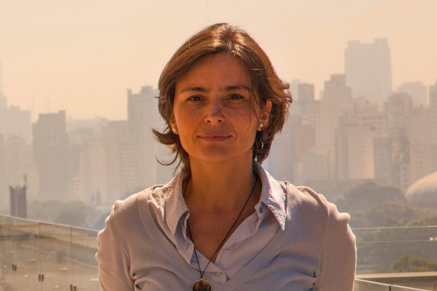 Soninha Francine posando para foto de roupa social, olhando para frente, com expressão séria