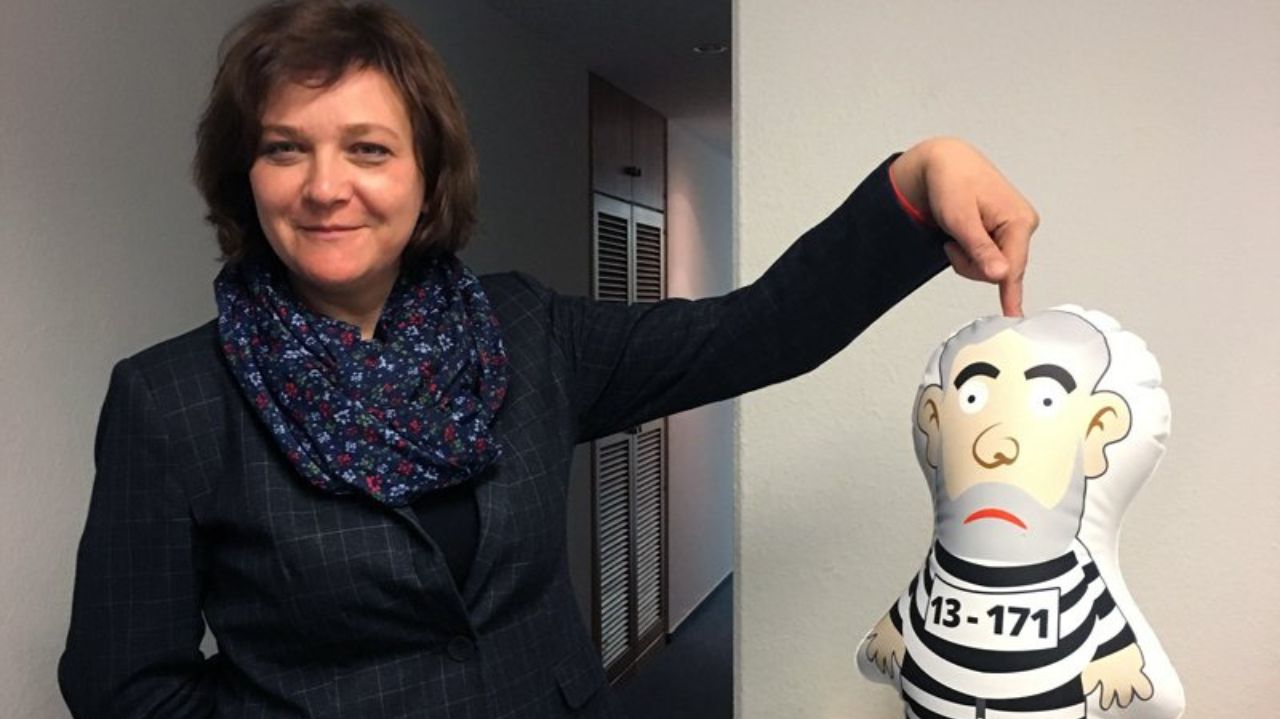 Elena Panfilova posando com pixuleco de Lula