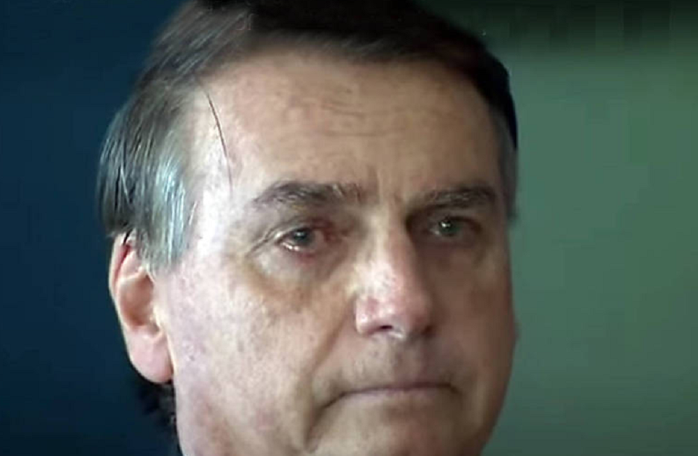 Jair Bolsonaro em close, chorando