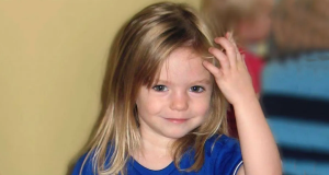 Madeleine McCann de roupa azul, com mão na cabeça