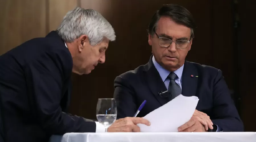 General Heleno e Jair Bolsonaro lado a lado, ambos com expressões sérias