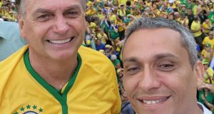 Jair Bolsonaro e Gustavo Gayer sorrindo lado a lado para selfie, em close