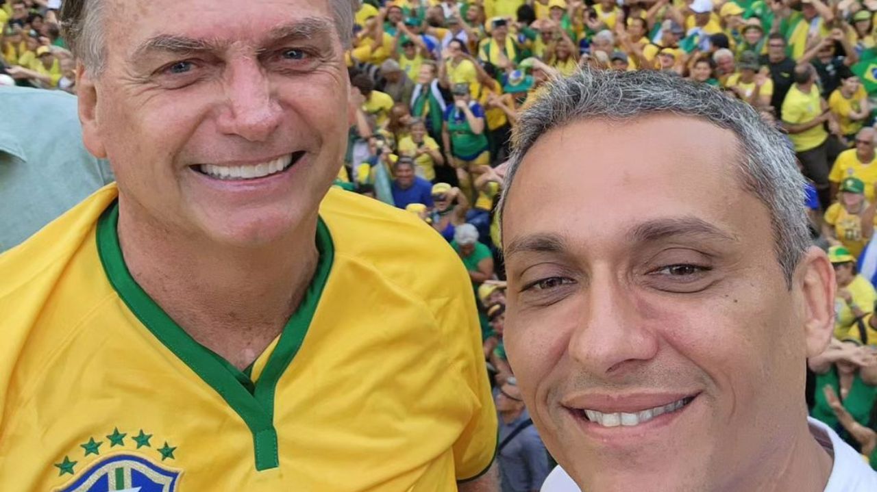 Jair Bolsonaro e Gustavo Gayer sorrindo lado a lado para selfie, em close
