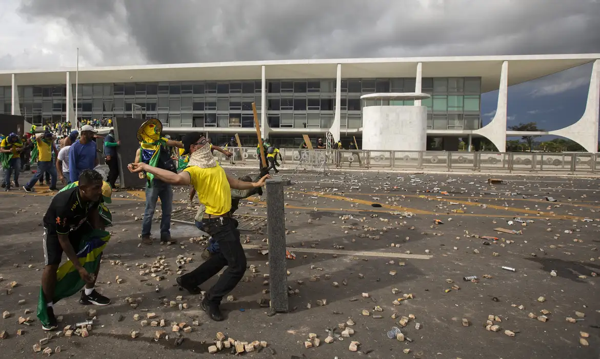 Manifestantes no 8 de janeiro em Brasília