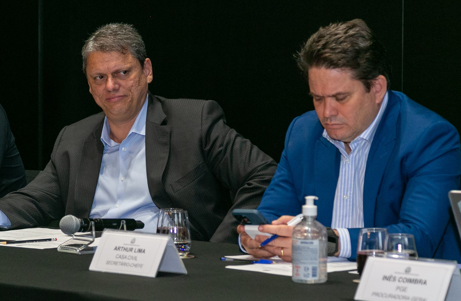 Arthur Lima e Tarcísio de Freitas sentados lado a lado com expressão séria