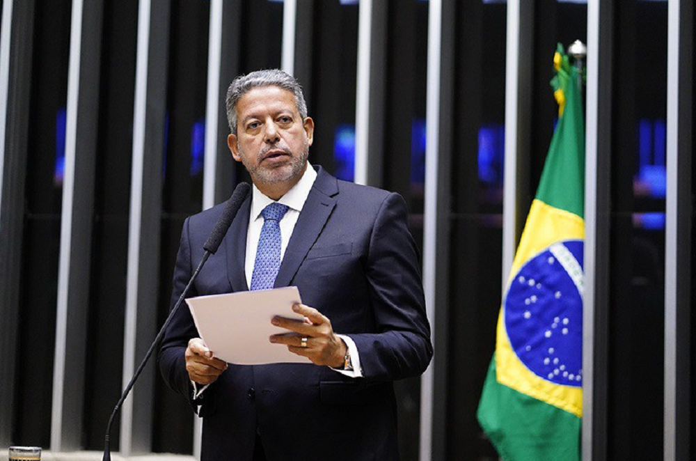 Arthur Lira falando em microfone e lendo papel