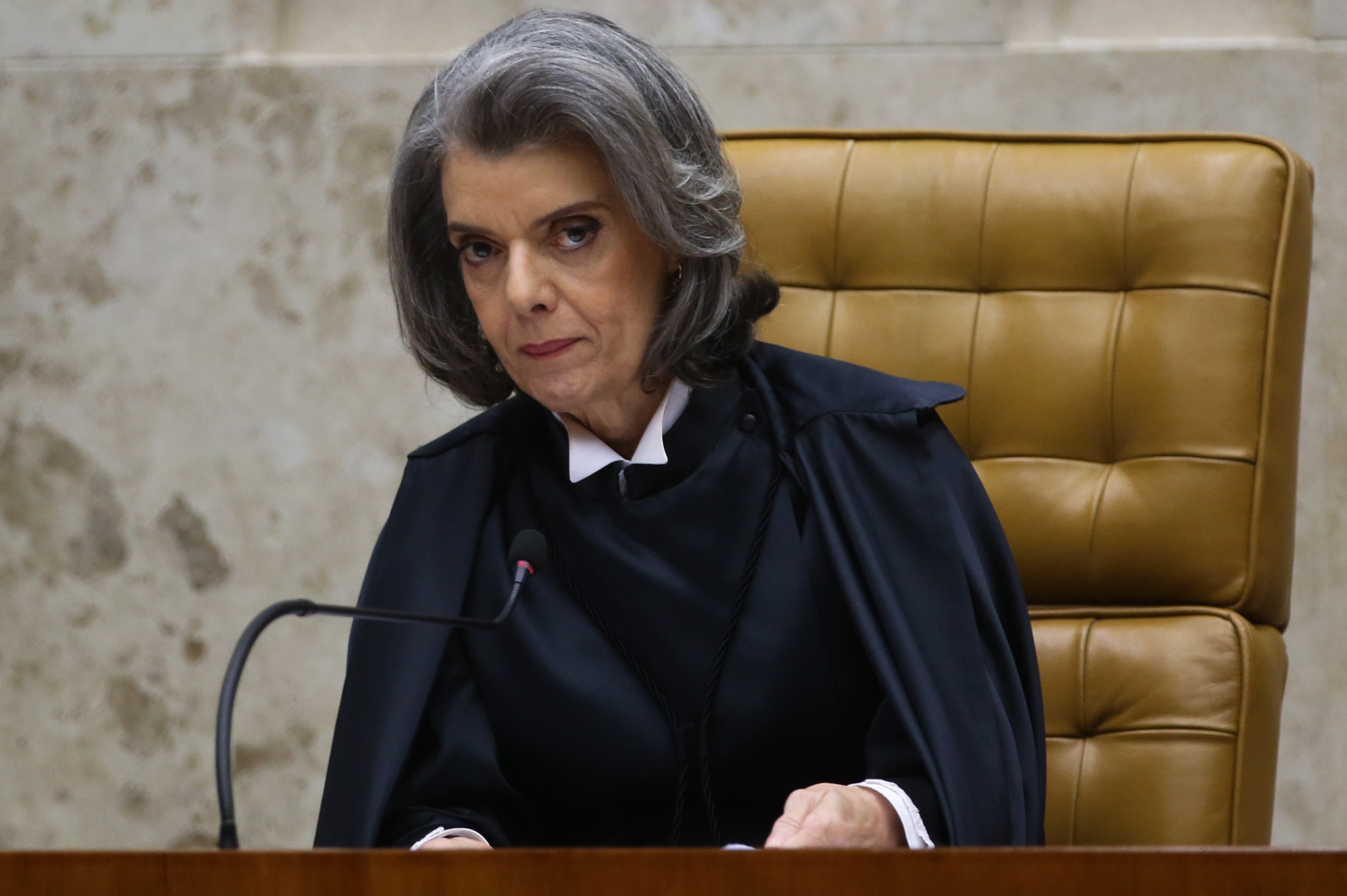 Cármen Lúcia com expressão séria
