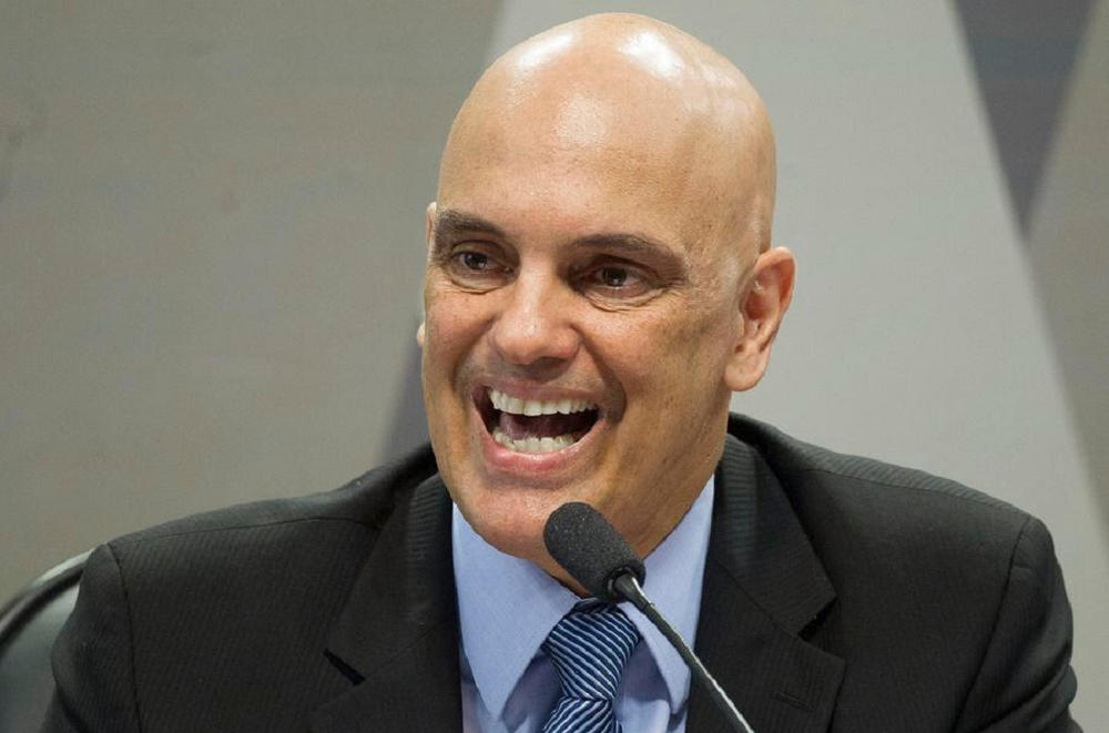 Alexandre de Moraes falando com expressão séria