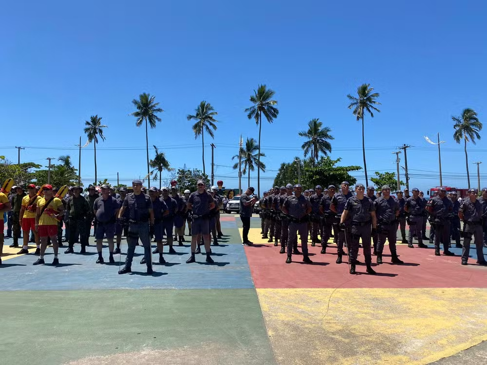 Agentes enfileirados perto de praia