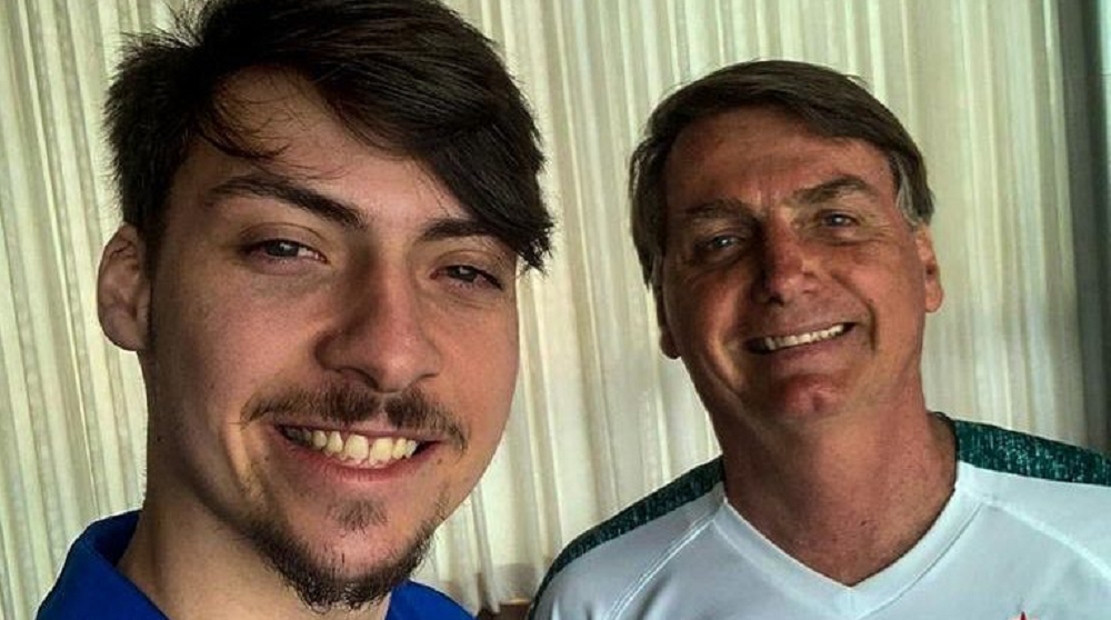 Jair Renan e Jair Bolsonaro sorrindo para foto