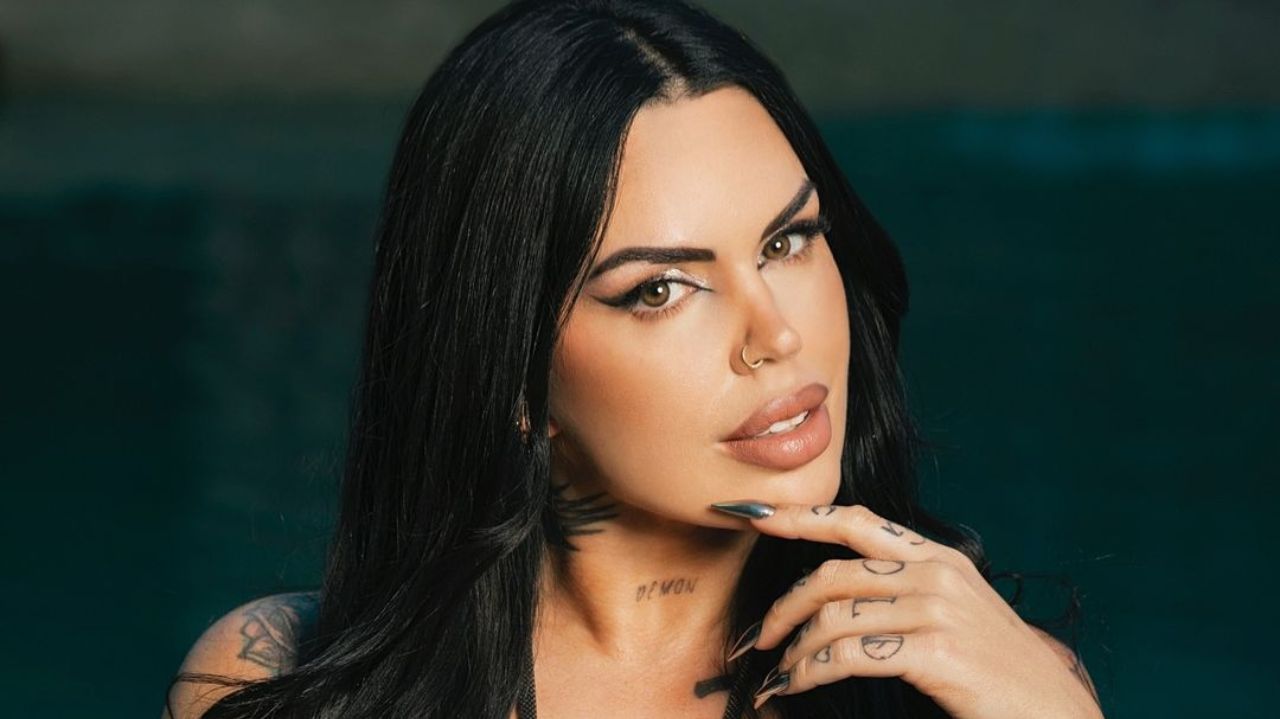 Sofia Clerici de cabelo solto, fazendo carão, com mão próxima ao queixo