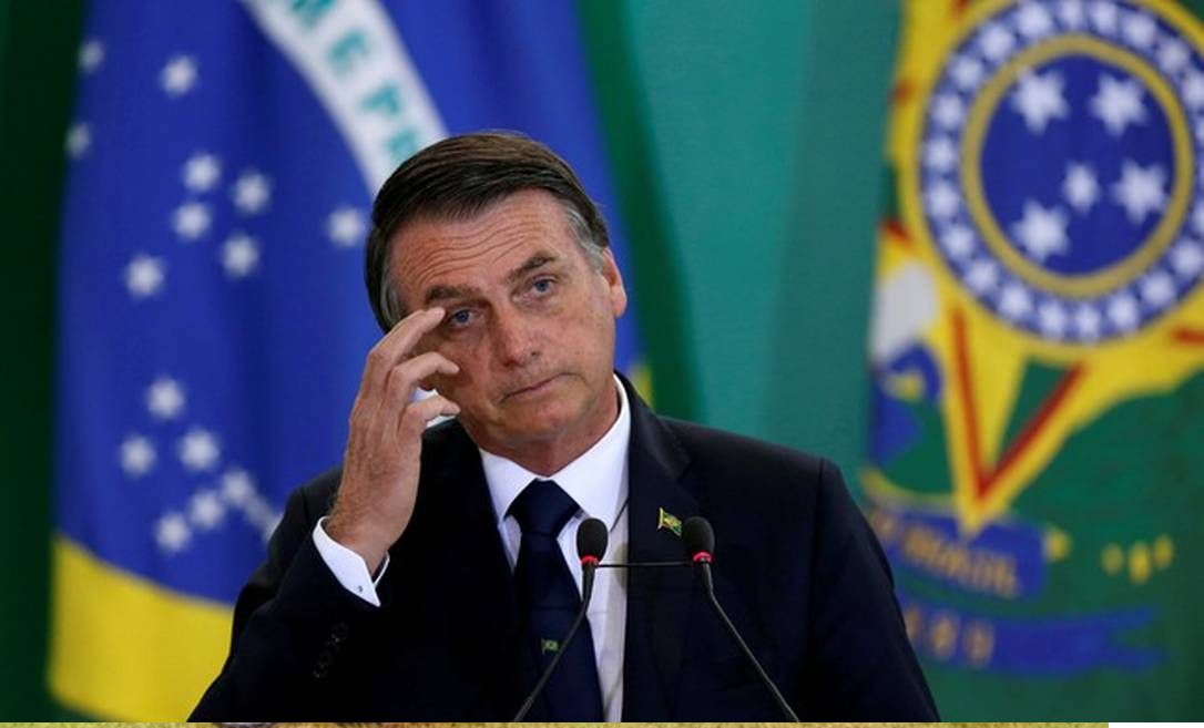 Jair Bolsonaro com expressão de preocupação e mão na cabeça