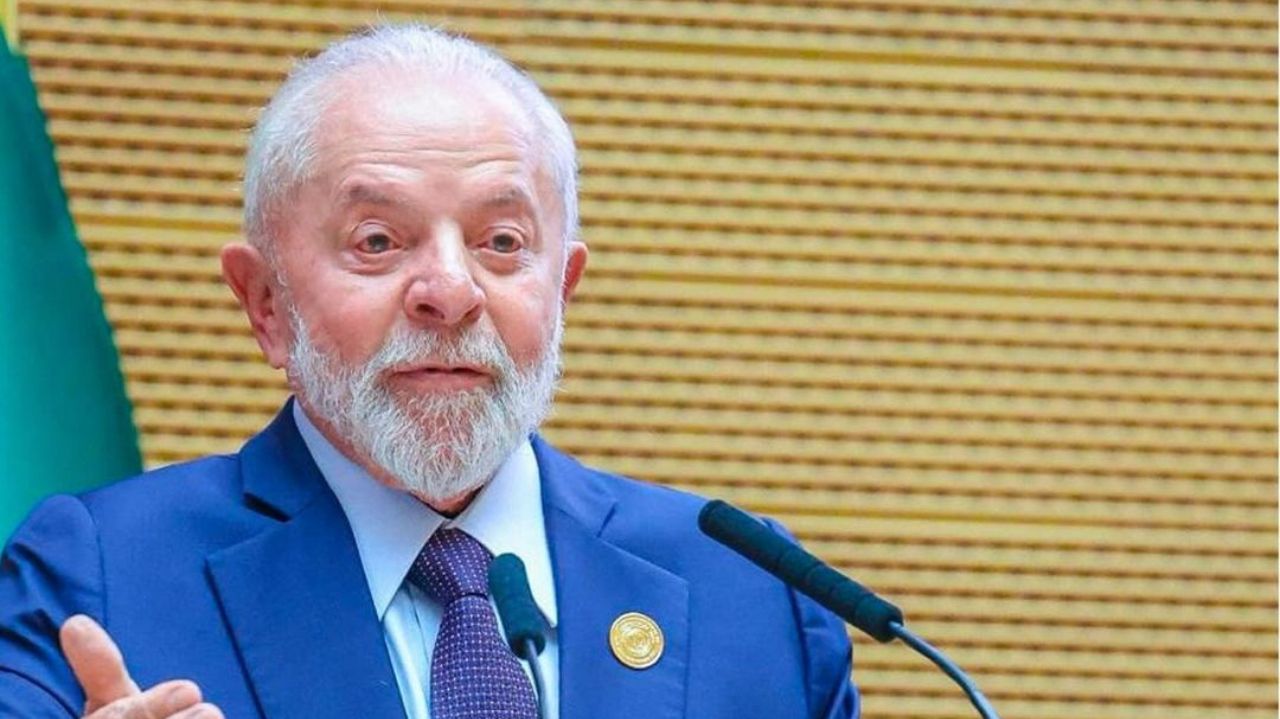 Lula falando e gesticulando com expressão séria