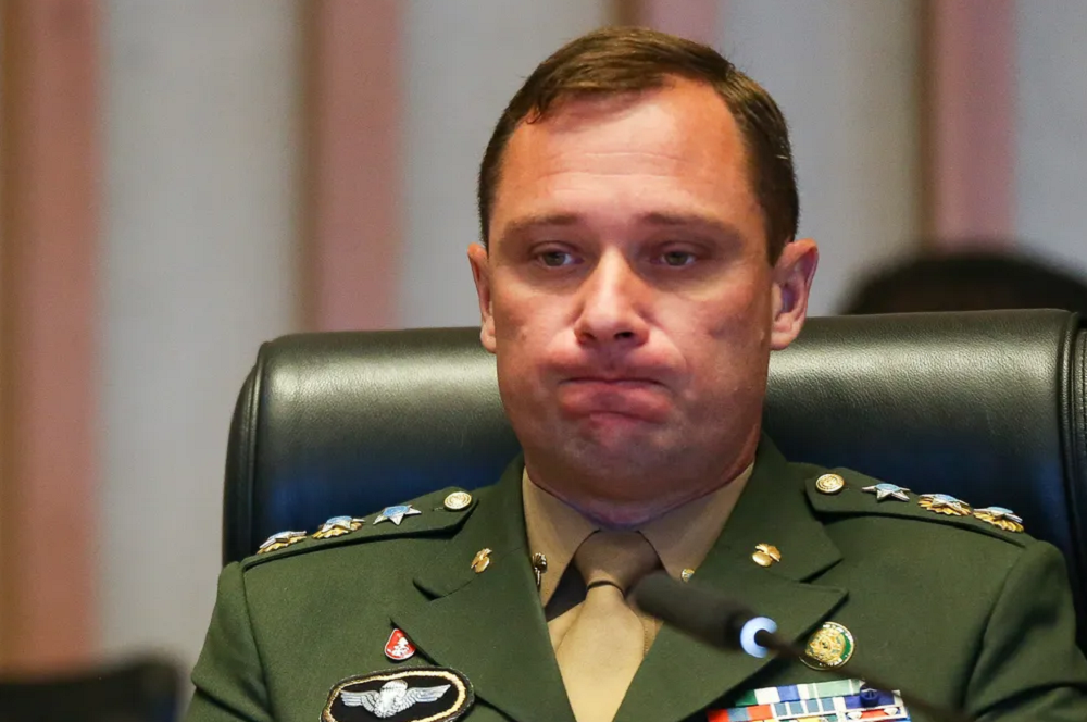 Mauro Cid fazendo careta