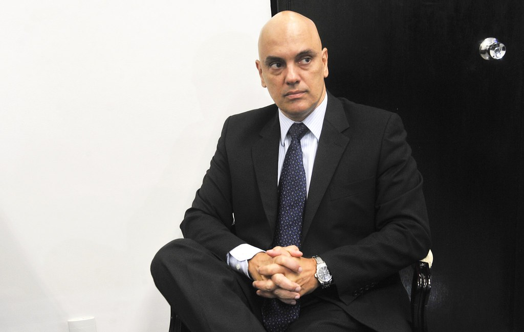 Alexandre de Moraes sentado com expressão séria
