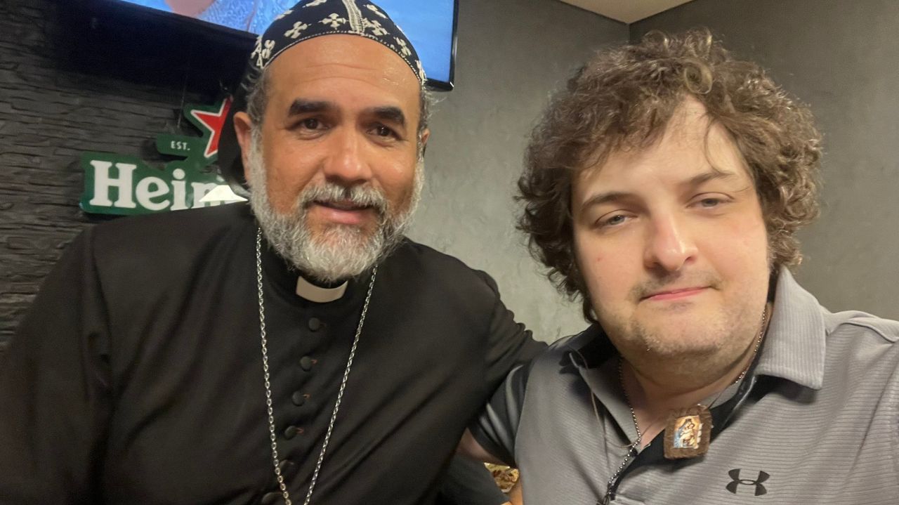 Padre Kelmon e Paulo Kogos posando para foto lado a lado