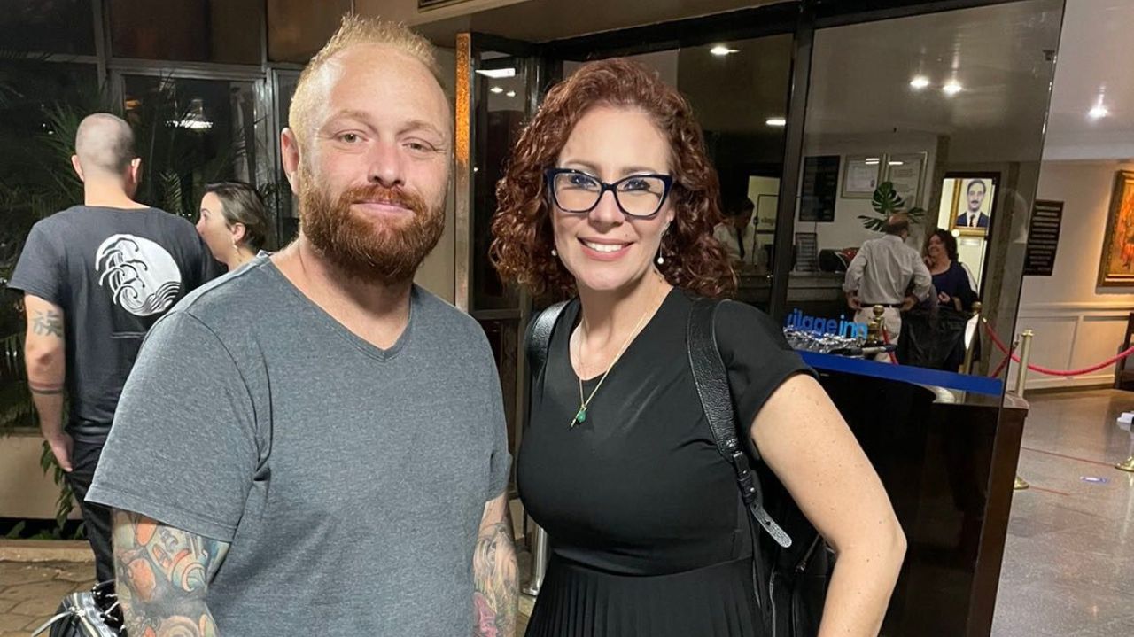Walter Delgatti Neto e Carla Zambelli posando lado a lado para foto, ela sorrindo
