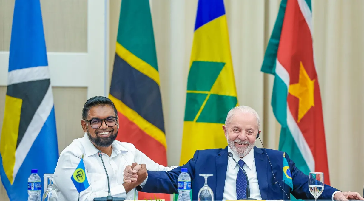 Mohamed Irfaan Ali sorrindo ao lado de Lula