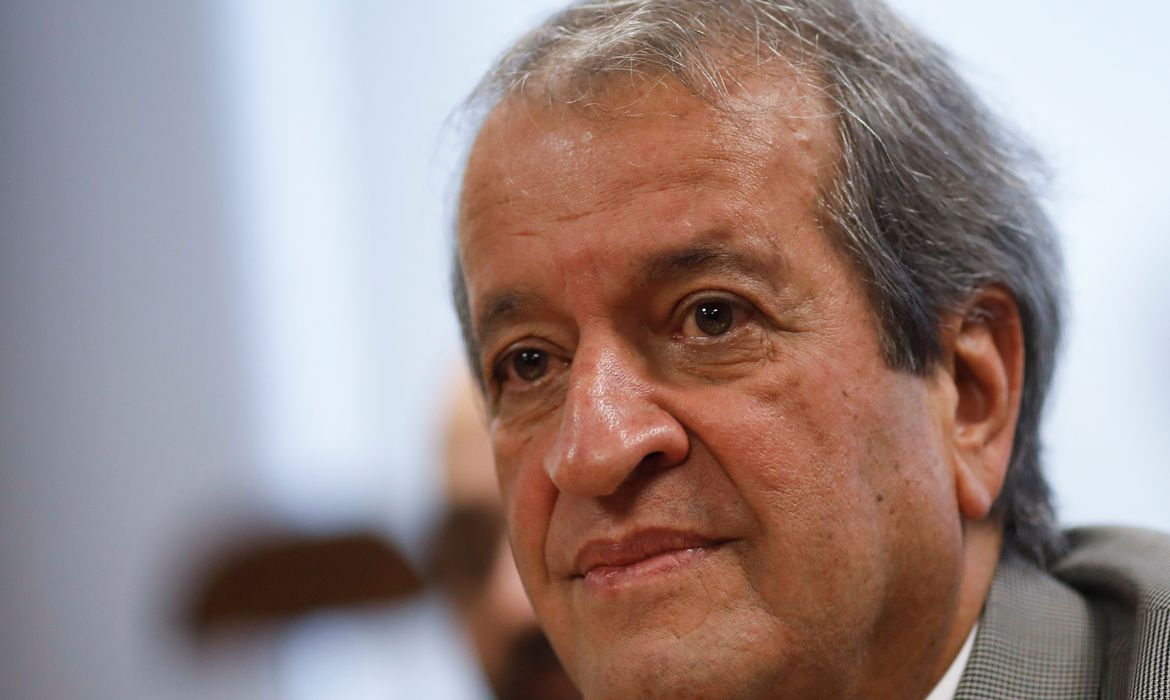 Valdemar Costa Neto em close, com expressão séria