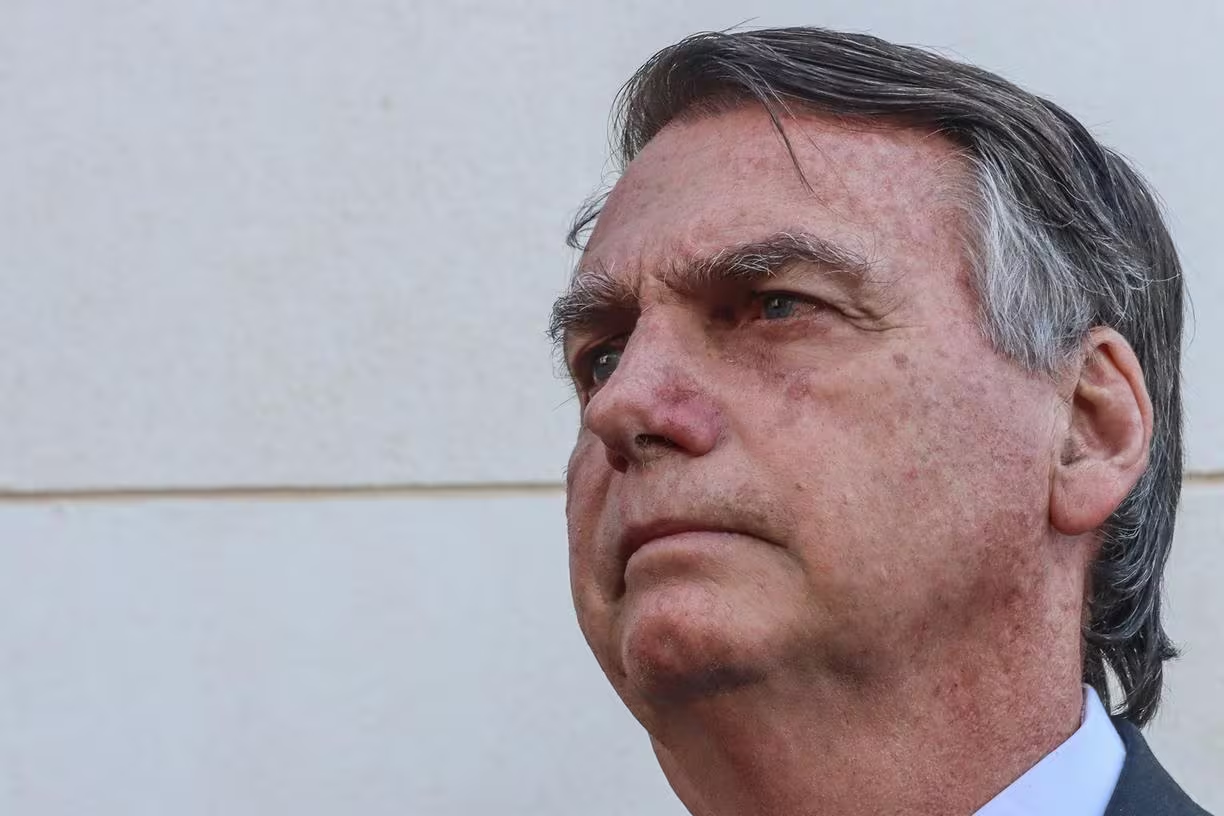 Jair Bolsonaro de perfil, em close, sério