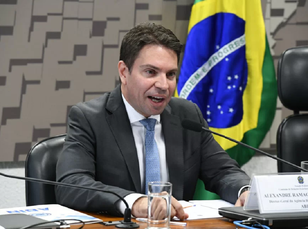 Alexandre Ramagem falando com expressão séria
