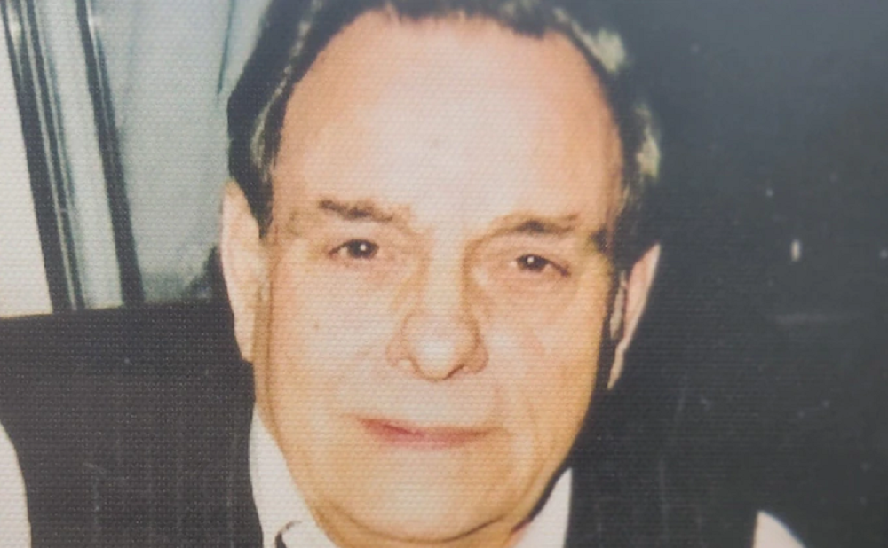 Frederick Ward Senior posando para foto com sorriso tímido