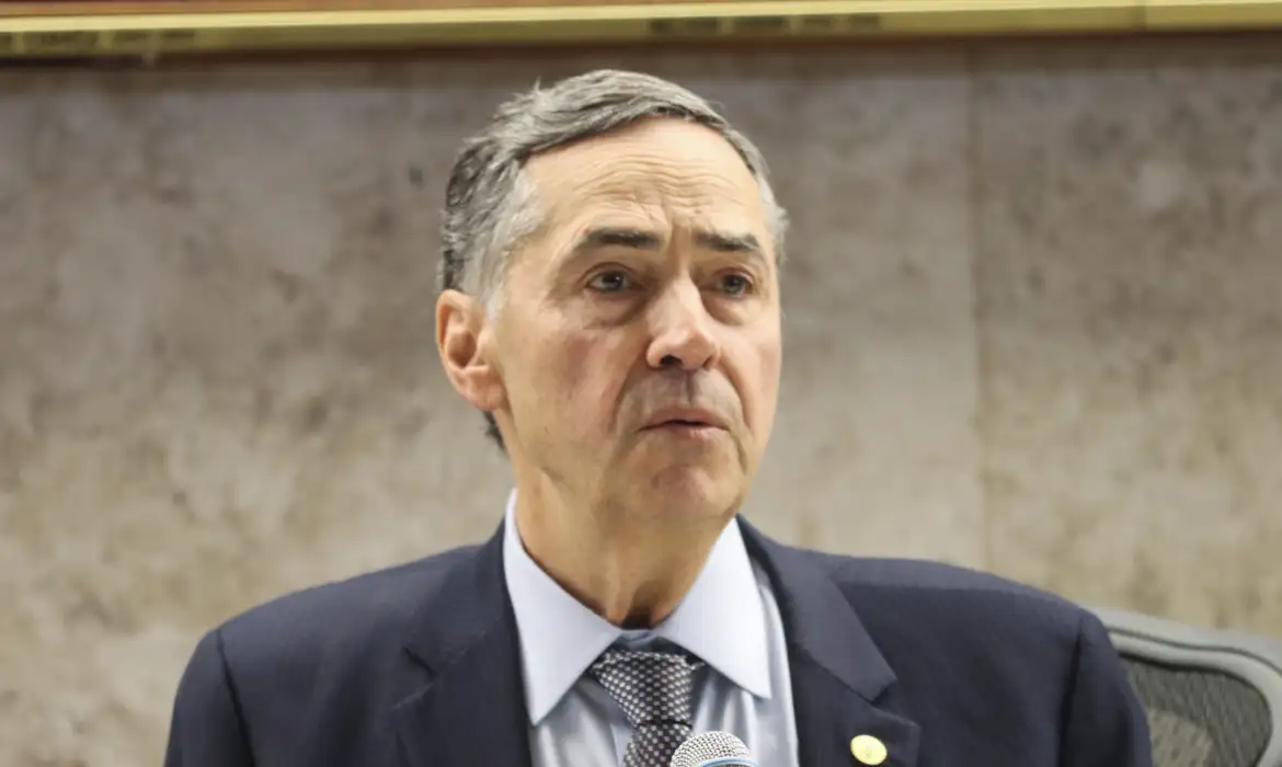 Luís Roberto Barroso falando com expressão séria