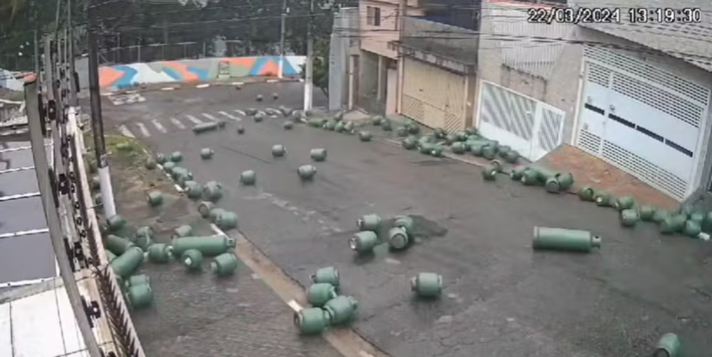 Botijões de gás rolando em rua de Diadema
