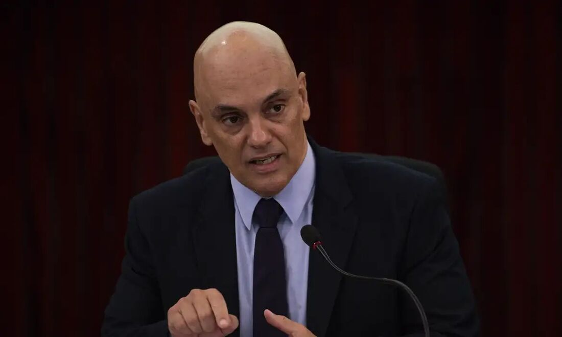 Alexandre de Moraes falando com expressão séria