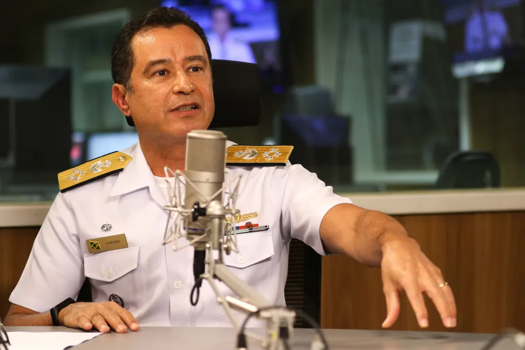 Almir Garnier Santos fardado, falando, com expressão séria