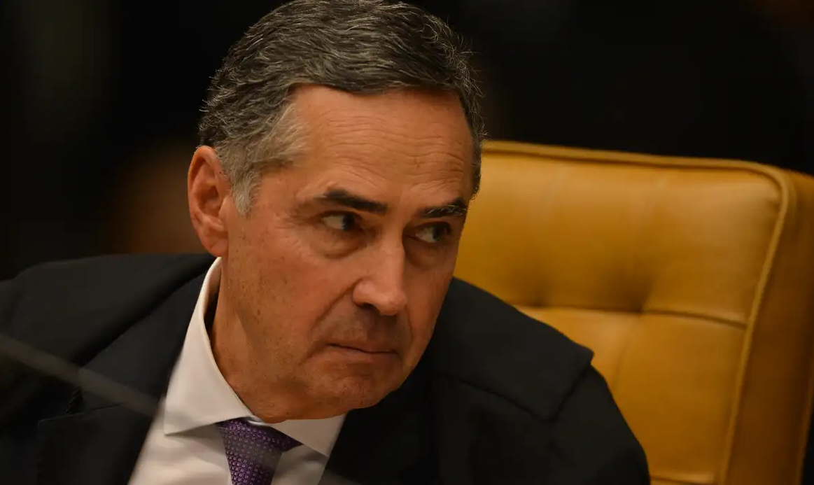 Luís Roberto Barroso com expressão séria