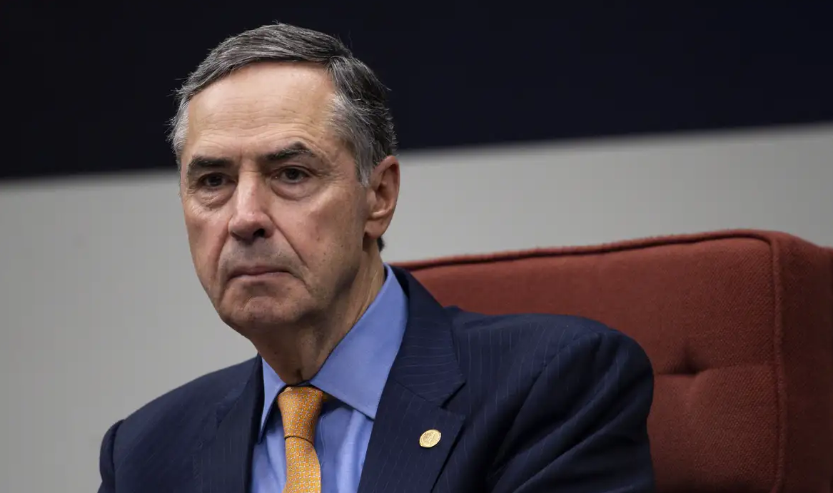 Luís Roberto Barroso de roupa social, com expressão séria