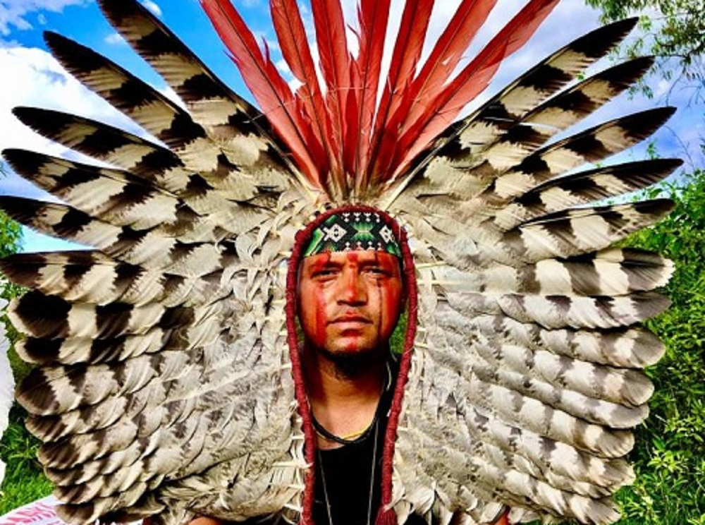 Cacique Merong Kamacã Mongoió posando para foto com expressão séria