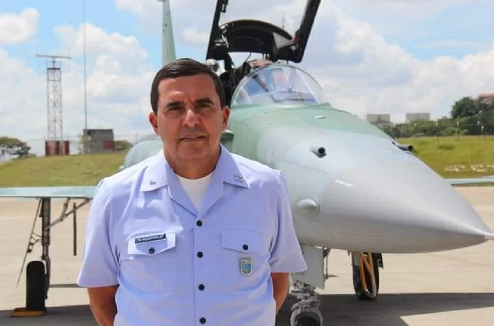 Carlos Almeida Baptista Júnior posando perto de avião